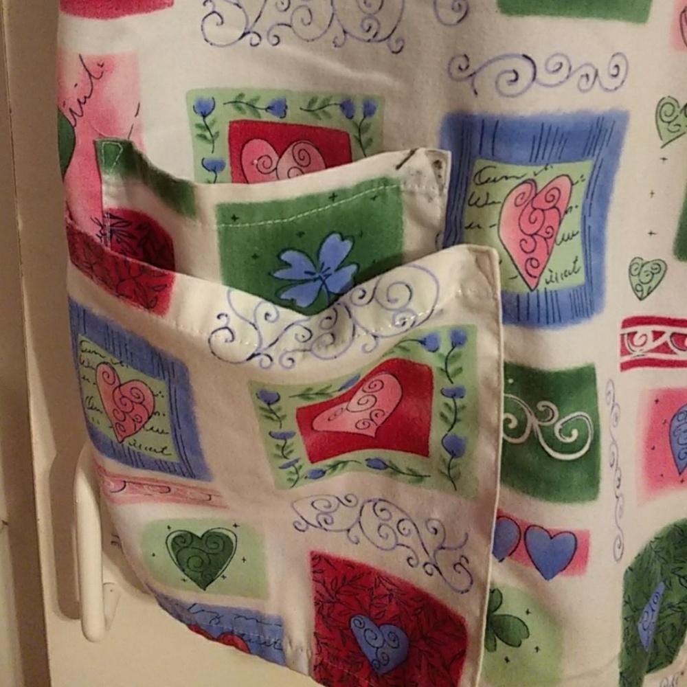 **NWOT** Scrub top Hq. Hearts, flowers - Picture 3 of 4
